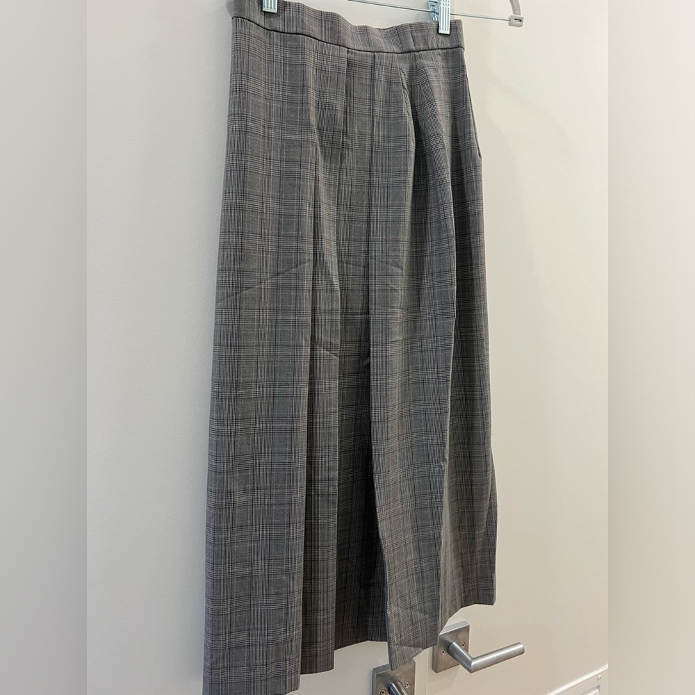 Uniqlo pleated skirt with a sleet
